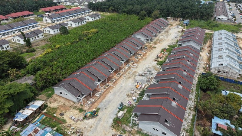 Pandangan udara barisan rumah teres sedang dibina di Persiaran Masjid Sultan 8, Pulau Indah