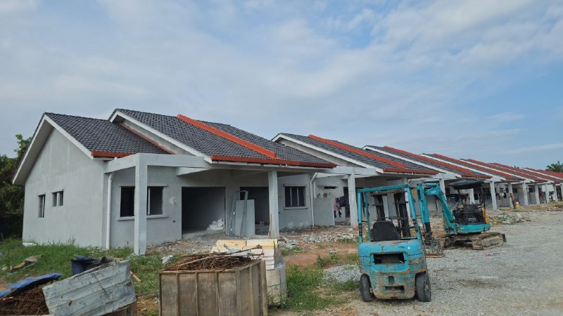 Pandangan aras tanah rumah teres setingkat sedang dibina, kerja jubin bumbung sedang berjalan